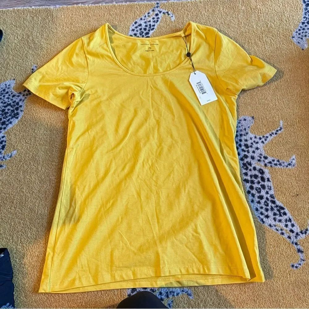NWT Universal Standard Yellow Scoop Neck shirt 2XS (Medium)